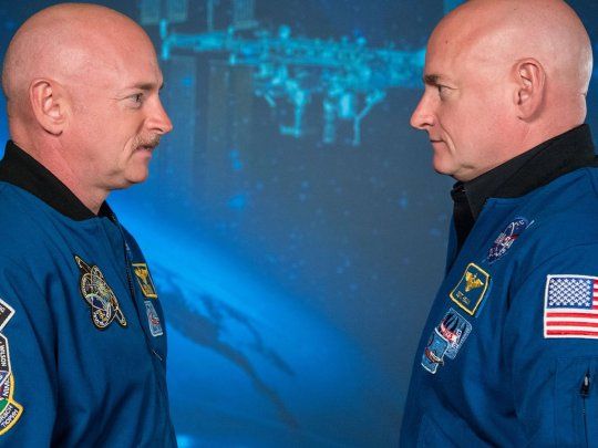 El Estudio de gemelos de la NASA comparó la salud y la biología del astronauta Mark Kelly con su gemelo idéntico en la Tierra, Scott Kelly.
