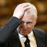 El príncipe Andrés rompe sus vínculos con la corona británica. El príncipe Andrés rompe sus vínculos con la corona británica.