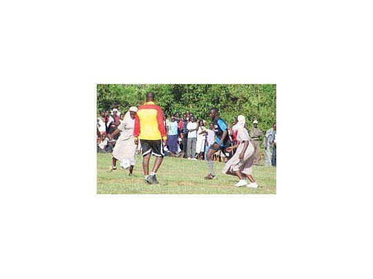 Las monjas jugaron al fútbol con fines benéficos.