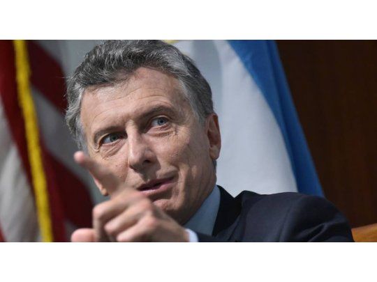 El Presidente aseguró que estamos sentando las bases para avanzar hacia un sistema militar moderno, profesional y flexible. Rodeado de los jefes militares, el mandatario ratificó el compromiso de saldar la deuda histórica con las Fuerzas Armadas de la democracia.