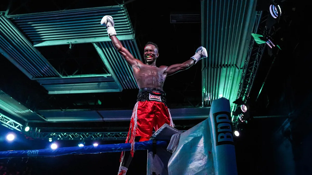 He is a Senegalese boxer, works as a street vendor and can be the new champion in Argentina