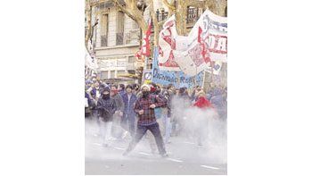 ámbito.com | Hasta ahora son 17 los detenidos, imputados de un delito grave, por los desmanes contra la Legislatura porteña que hoy intentará retomar su actividad.