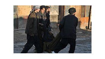 Un grupo de afganos arrastra el cuerpo de uno de los muertos durante las protestas contra EEUU.