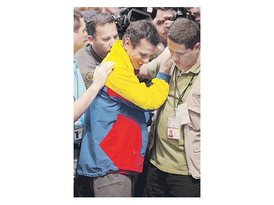 Henrique Capriles sufrió el domingo la primera derrota electoral de su carrera política, pero el importante caudal de votos que obtuvo y su ambición de seguir dando pelea lo erigen en el principal referente de la oposición en Venezuela.