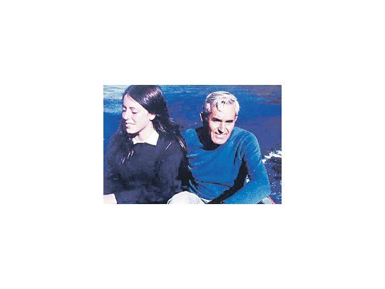 Imagen de una joven Michelle Bachelet junto a su padre, Alberto