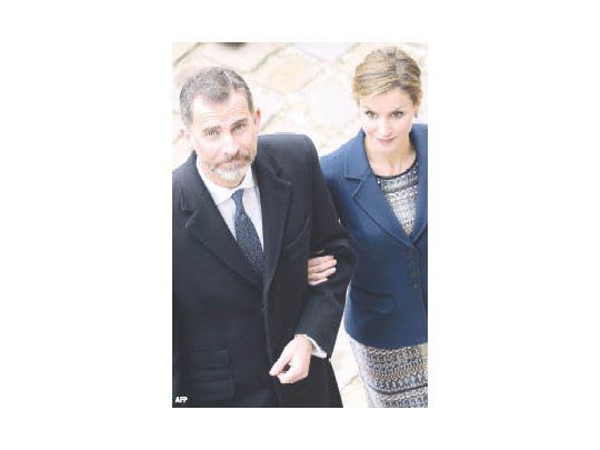 Los repetidos escándalos de corrupción en España comenzaron a afectar a la hasta ahora intocable pareja real. Felipe y Letizia  quedaron en entredicho al solidarizarse con un sospechoso por chat.