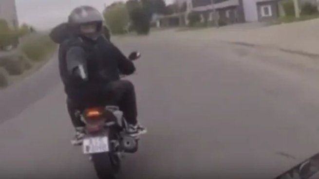 Un hombre fue asaltado por motochorros y logró que los detuvieran gracias a la cámara que llevaba en su casco