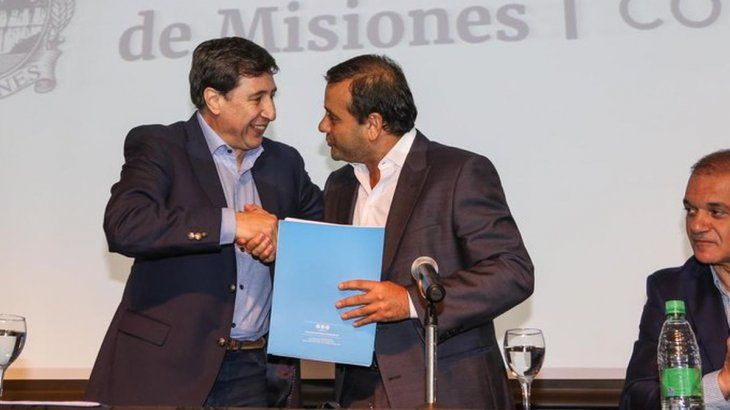 El ministro de Desarrollo Social Daniel Arroyo en la firma con el gobernador de Misiones,&nbsp;&nbsp;Oscar Herrera Ahuad.