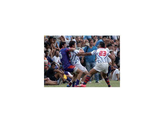 Una imagen que resume el partido. Teqüé venció ajustadamente a Tordos y se ubica tercero en el torneo.