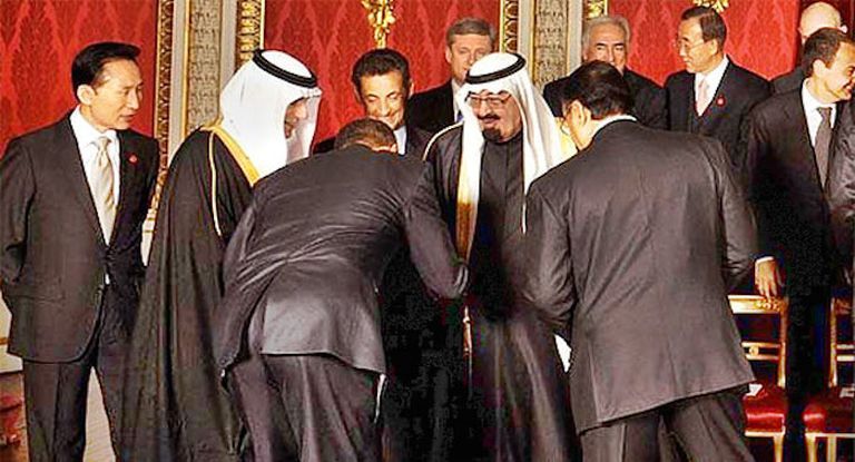 Barack Obama saludando al rey de Arabia Saudita con una reverencia.