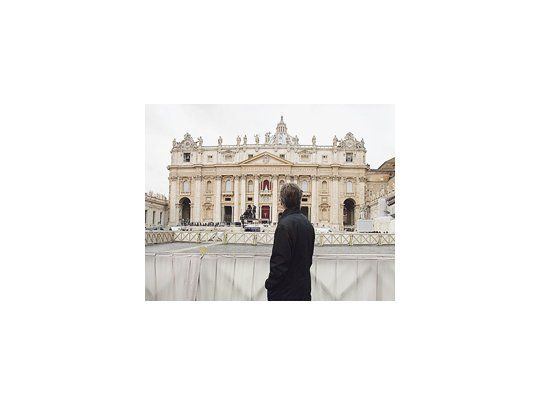 Mauricio Macri, ayer en Roma, paseó por la Plaza San Pedro del  Vaticano, donde  se presenciará la misa de entronización del papa Francisco .