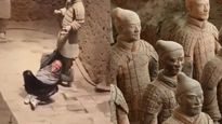 Una de las estatuas milenarias afectadas tras la caída del turista británico que invadió el área restringida del ejército de terracota.