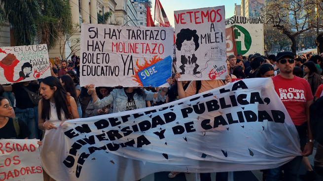 Los y las estudiantes marcharon al Palacio Pizzurno, sede de la Secretaría de Educación de la Nación.