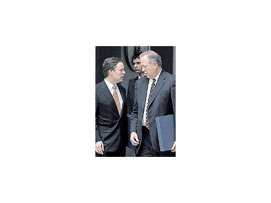 Losenviadosde GeorgeW. Bush,NicholasBurns(izq.) yThomasShannon,visitaron elCARI.Masivapresenciade ladirigenciaargentina.