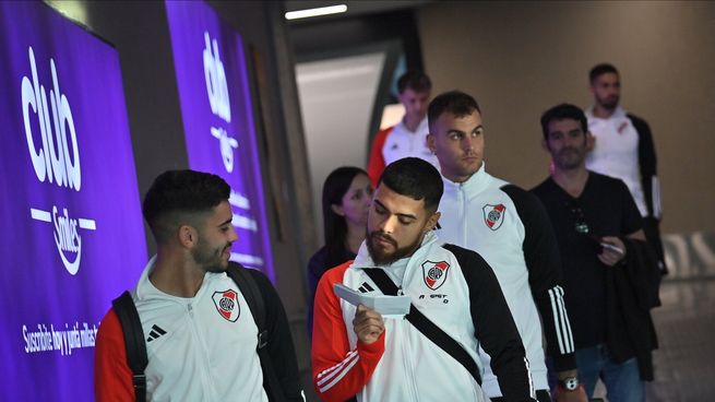 El plantel de River embarcando para viajar rumbo a Colombia, la primera parte del periplo para llegar a San Cristobal, Venezuela.