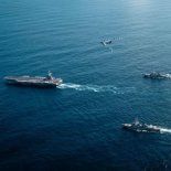 En enero, el republicano ya había dispuesto el envío de un primer portaviones, el USS Abraham Lincoln, a la región del Golfo, donde permanece como mecanismo de presión contra Irán. En enero, el republicano ya había dispuesto el envío de un primer portaviones, el USS Abraham Lincoln, a la región del Golfo, donde permanece como mecanismo de presión contra Irán.