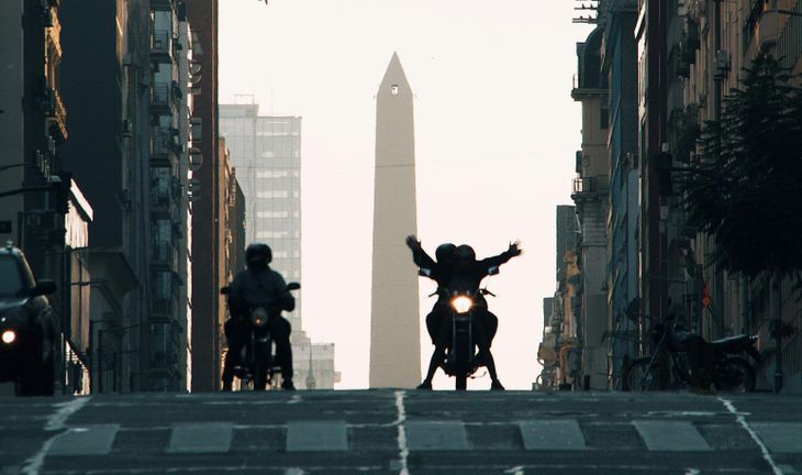 Motociclistas recorren el centro porteño con el Obelisco de fondo, una escena que refleja el uso cotidiano de la moto en entornos urbanos y su adaptación al tránsito de la ciudad Motociclistas recorren el centro porteño con el Obelisco de fondo, una escena que refleja el uso cotidiano de la moto en entornos urbanos y su adaptación al tránsito de la ciudad