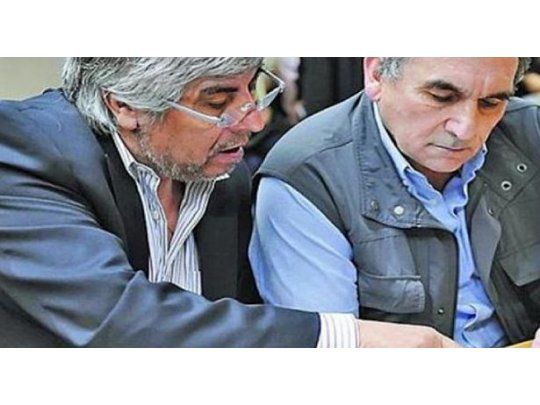 El secretario general de la CGT Azopardo, Hugo Moyano, junto a Juan Carlos Schmid