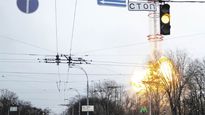 BAJO ATAQUE. La torre de telecomunicaciones de Kiev fue blanco de un bombardeo selectivo por parte del Ejército ruso. Mientras tanto, miles de personas seguían huyendo hacia países vecinos como Polonia, donde se instalaron campamentos de refugiados.