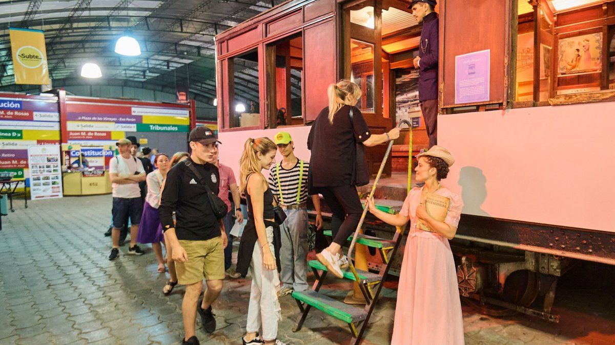 Patrio day at the subway museum: folklore, ancient cars and tram walking