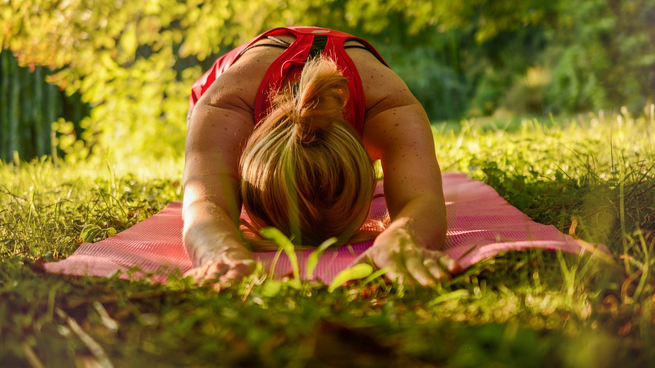 Alinea los principios del yoga con acciones responsables hacia el medio ambiente, promoviendo el uso de materiales ecológicos, energías renovables y hábitos de consumo consciente.