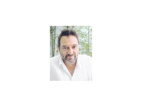 Guebel: “¿Qué son estas historias? Es un poco indecible. No son artículos periodísticos, pero podrían publicarse de ese modo. ¿Son biografías? No, como biografías son un poquito breves. Algunos sí son cuentos”.