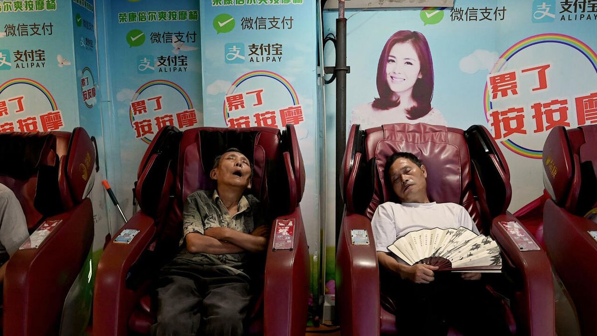 Subway stations, the shelter from the heat wave in China