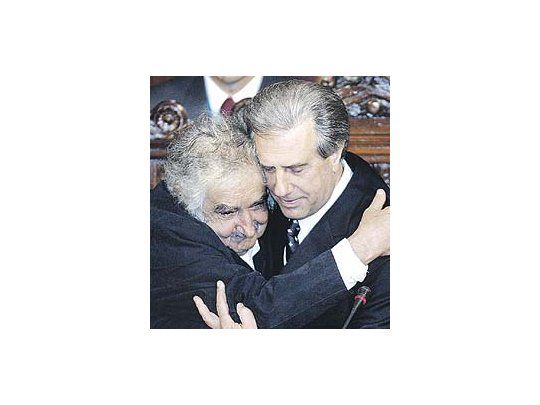 Tabaré Vázquez y José Mujica, en una imagen de tiempos felices. El presidente busca ahora bloquear una posible candidatura presidencial del ex jefe tupamaro e irrita al ala izquierda del Frente Amplio.