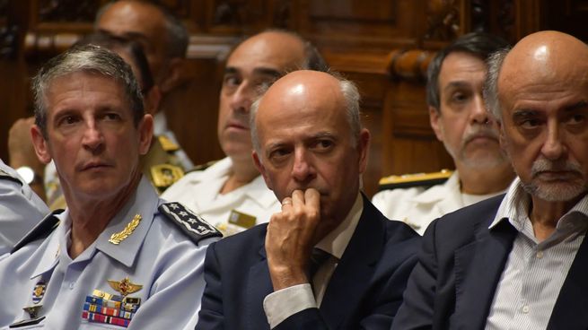 El ministro de Defensa, Javier García, junto al ministro de Trabajo y Seguridad Social, Pablo Mieres, y los altos mandos de las Fuerzas Armadas.