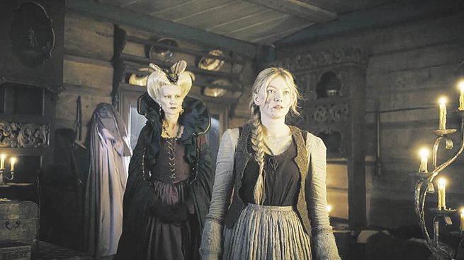 cenicienta. Una madrastra que recuerda al “Drácula” de Gary Oldman.