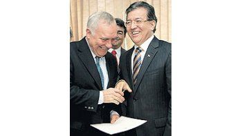 Nicanor Duarte Frutos ayer, junto al presidente del Congreso paraguayo, Miguel Saguier, tras entregarle su carta de renuncia. La salida del poder del Partido Colorado después de 61 años de hegemonía provoca polémicas y reacomodamientos políticos.
