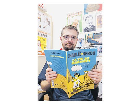 Charb, el editor de la revista satírica francesa Charlie Hebdo, posa con el cómic dedicado a Mahoma. La publicación alega su libertad de expresión, pero la representación del profeta es considerada blasfemia por el islam y podría desencadenar, como otras veces, hechos de violencia graves.