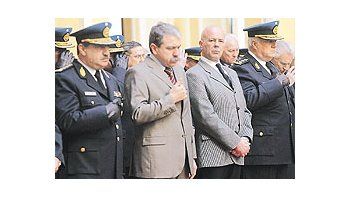 ámbito.com | Jorge Telerman, Aníbal Fernández y el comisario general Néstor Valleca ayer en un homenajerealizado a los policías caídos en cumplimiento de su deber.