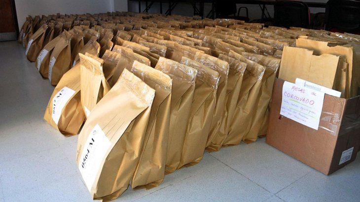 Las urnas para las elecciones provinciales, listas para ser repartidas en las escuelas de Chubut. Año 2011. Las urnas para las elecciones provinciales, listas para ser repartidas en las escuelas de Chubut. Año 2011.