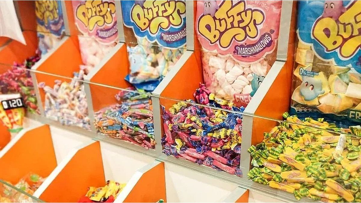 A kiosk sells sweets, alfajores and panchos with prices of 2013