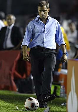 Resignación. Diego Aguirre alcanza una pelota que se fue al lateral. Su equipo sólo hizo pareja las cosas en el primer tiempo.
