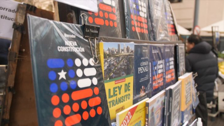 La nueva Constitución de Chile, éxito de ventas en las calles de Santiago. La nueva Constitución de Chile, éxito de ventas en las calles de Santiago.