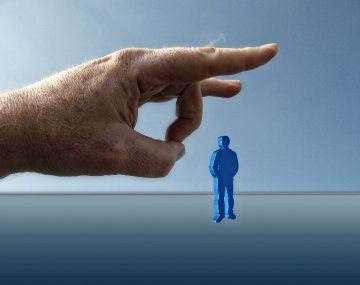 La IA genera despidos, aunque no siempre relacionados a una mayor eficiencia. La IA genera despidos, aunque no siempre relacionados a una mayor eficiencia.