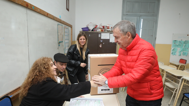El gobernador Juan Schiaretti, al votar. Se elige mi sucesor, dijo, para arengar a los ciudadanos a sufragar.