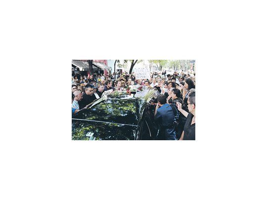 El cortejo fúnebre del «Flaco» Spinetta fue acompañado y aplaudido por una multitud, ayer, en su trayecto hacia el cementerio de Pilar donde sus restos fueron cremados.