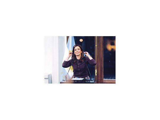 Cristina de Kirchner estará hoy en el cierre de acto de la JP. Ayer encabezó una actividad oficial y «twitteó» sobre la recuperación de su marido.