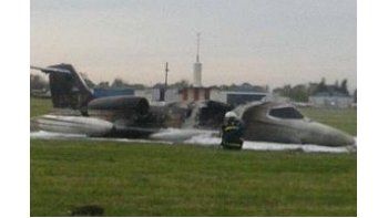 Los bomberos trabajando sobre el avión.