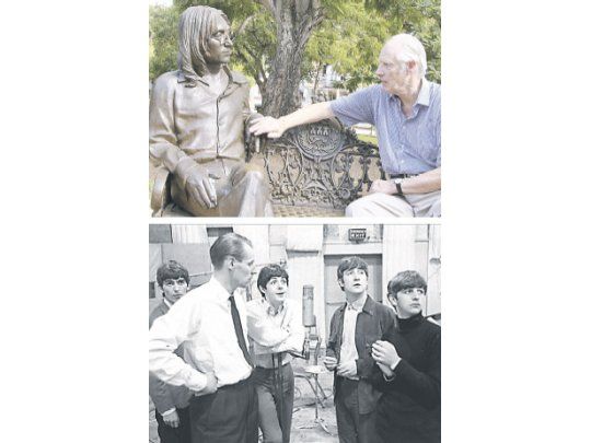 Arriba, George Martin acaricia la mano de John Lennon de su estatua en La Habana. Debajo, en los años de esplendor con los jóvenes Beatles.