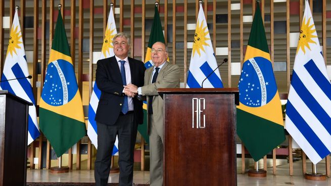 Los ministros de Relaciones Exteriores de Uruguay, Francisco Bustillo, y de Brasil, Mauro Vieira, en la cumbre bilateral.