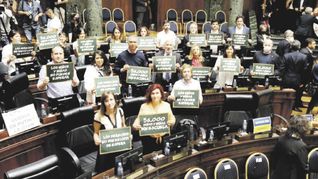 protesta. Legisladores del Frente de Todos, ayer en el recinto porteño.