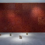 Superficie de dolor. Instalación de sitio específico. Telgopor y cera. 1000 x 400 x 5 cm. 2026. Superficie de dolor. Instalación de sitio específico. Telgopor y cera. 1000 x 400 x 5 cm. 2026.