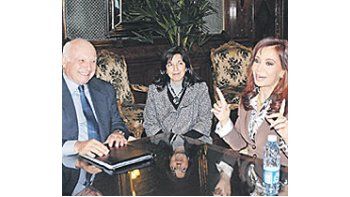 ámbito.com | Jorge Gerdau con Cristina de Kirchner en setiembre. El empresarioanunció una planta en Rosario de u$s 524 millonesy 3.200 empleos, que deberá esperar al menos seis meses.