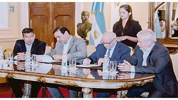Avance. El gobernador Valdés; y el secretario general  del CFI, Juan José Ciácera durante la firma de los convenios.