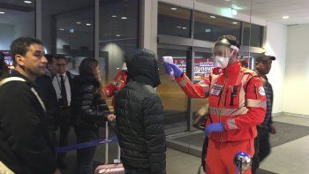 Control del estado de salud de pasajeros en un aeropuerto de Italia.