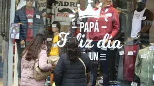 Indumentaria lidera las preferencias (33,4%), seguida por experiencias (24,9%) y vinos/licores (13,9%). Indumentaria lidera las preferencias (33,4%), seguida por experiencias (24,9%) y vinos/licores (13,9%).